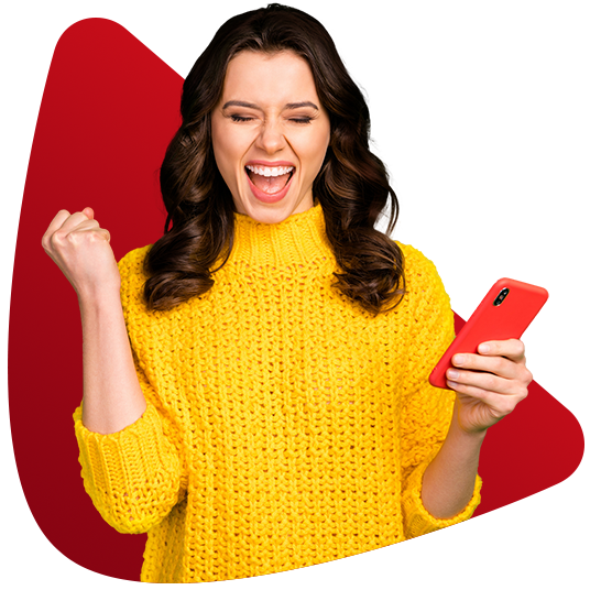 Mujer alegre con celular