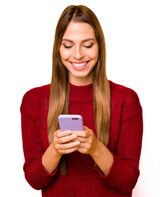 Mujer con celular en la app Davivienda