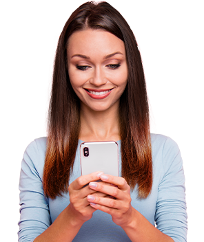 Mujer conociendo los beneficios de la Cuenta Nómina Davivienda desde su celular