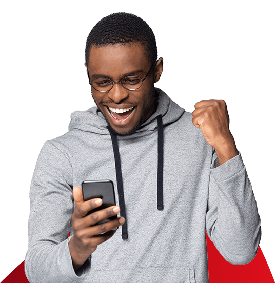 Hombre feliz navegando desde su celular en la app Davivienda