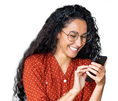 Mujer con celular alegre