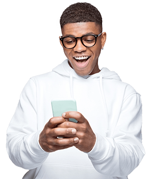 Hombre con celular - beneficios Apple Pay