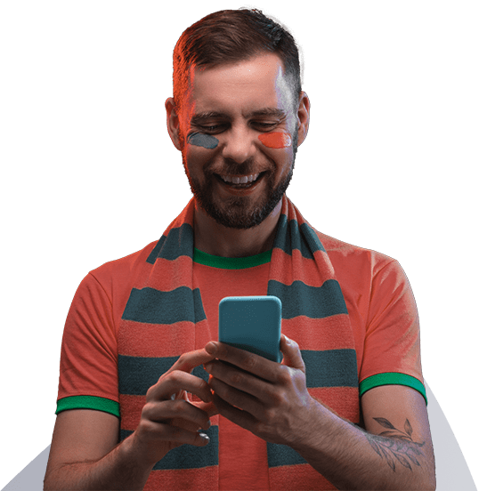 Hombre feliz con celular